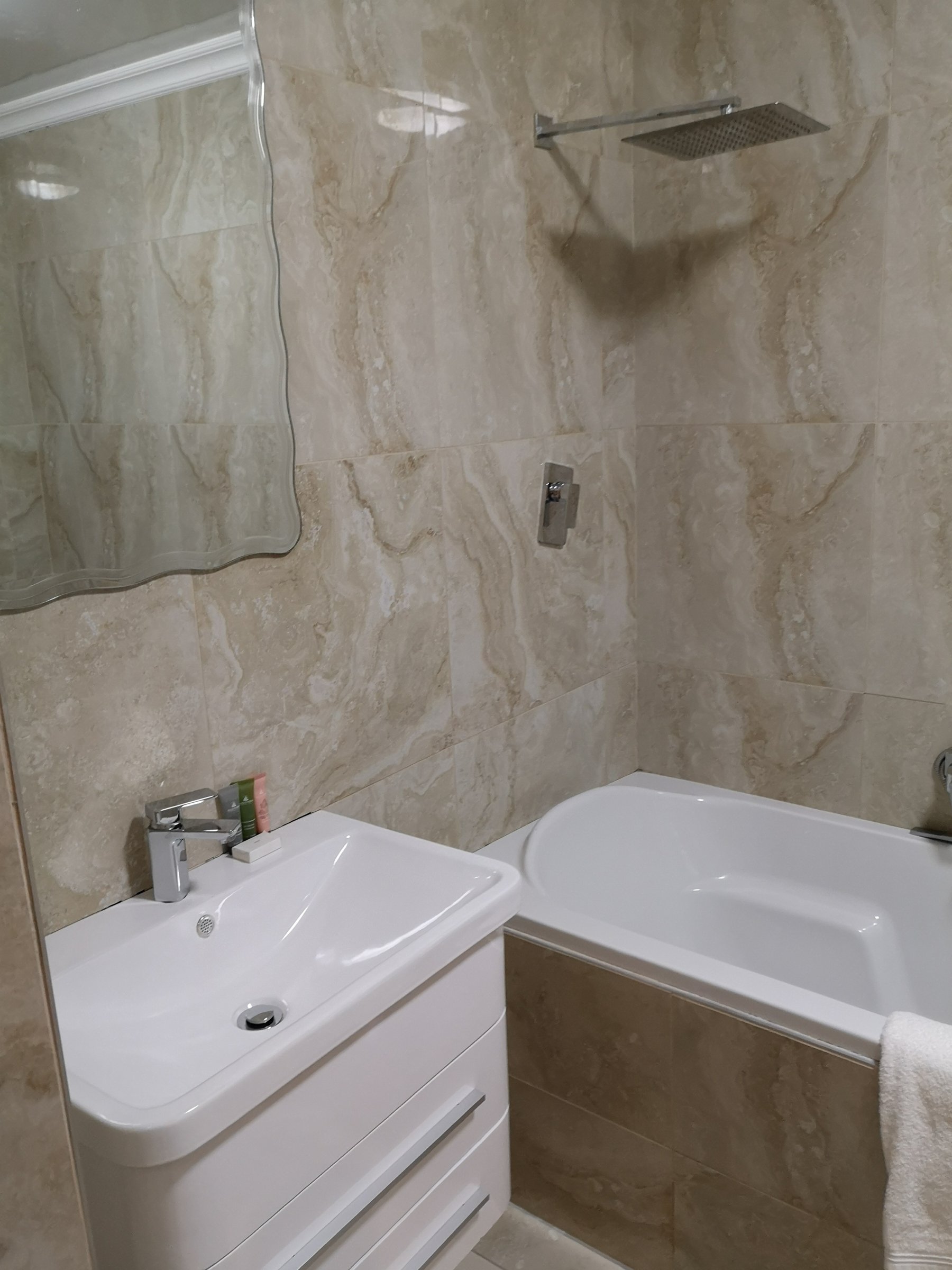 Room C photo 2