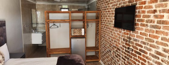 Room E — Classic Clay Brick Wall Feature Room