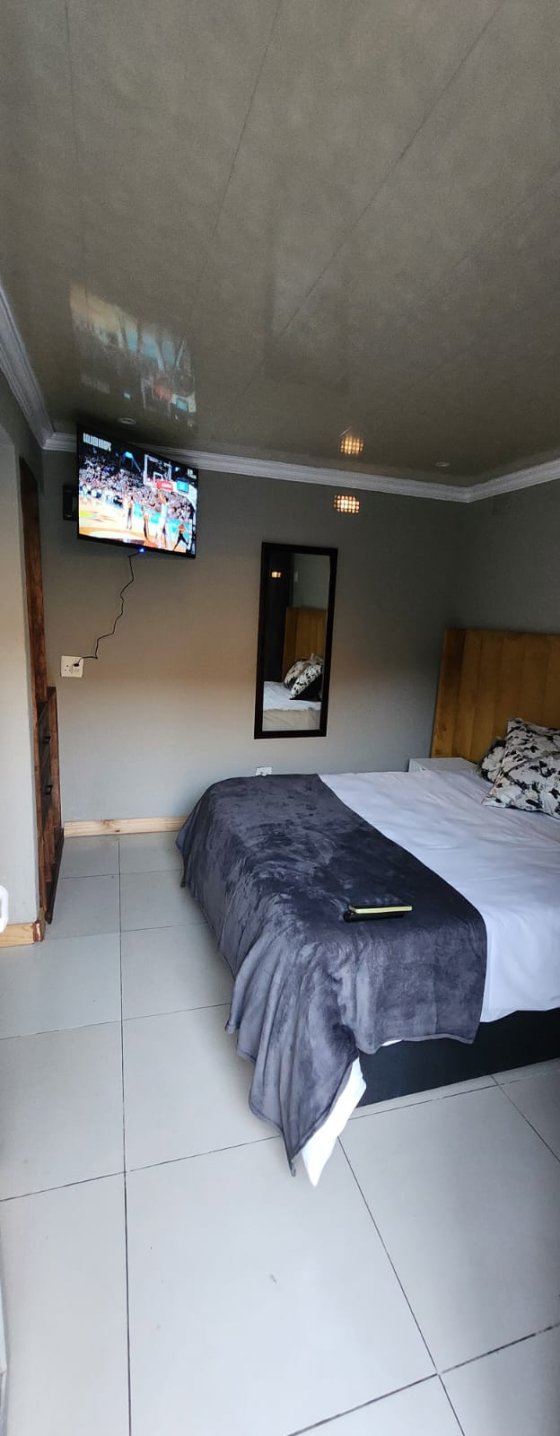 Room H — Executive Rear Rooms Suite