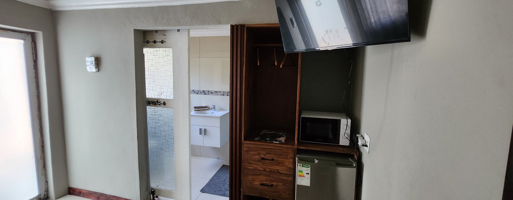 Room H — Executive Rear Rooms Suite